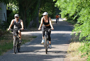 L'estate 2024 promette di essere indimenticabile sul Lago di Garda, con una vasta gamma di attrazioni e attività per ogni tipo di viaggiatore. Da Sirmione alle Colline Moreniche, la regione offre una varietà di esperienze che soddisferanno tutte le aspettative.